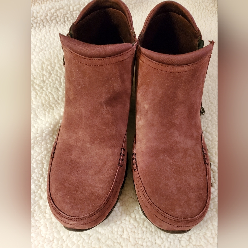 Skechers Women's relaxed fit size 11 suade ankle boots. Burgandy. Side zipper